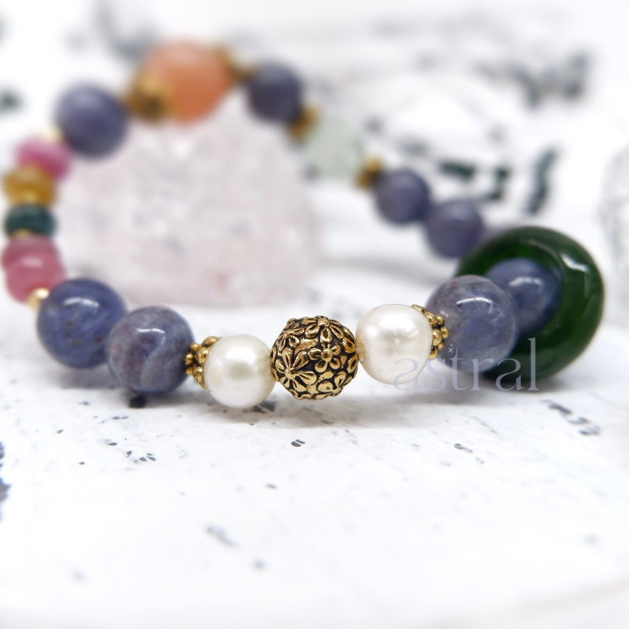 Side view of foresight bracelet, featuring the floral gold bead and freshwater pearls